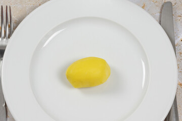 pomme de terre cuite dans une assiette blanche