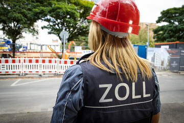 Zollbeamtin bei der Arbeit