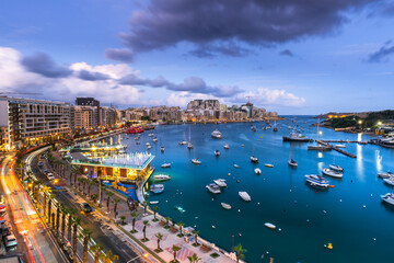 Evening at Sliema Bay promenade in Malta. Illuminated cityscape © marcin jucha