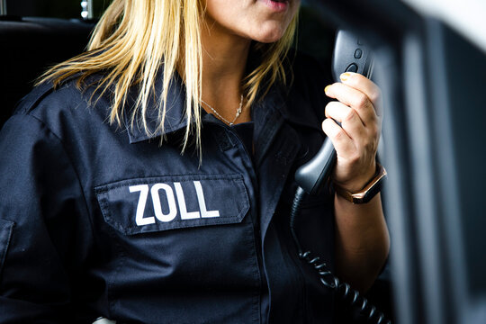 Zollbeamtin bei der Arbeit