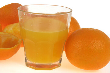 Verre de jus d'orange avec ses ingrédients en gros plan sur fond blanc