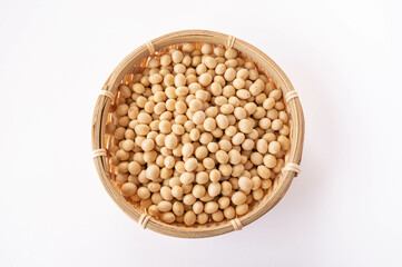 白い背景の笊に盛った大豆