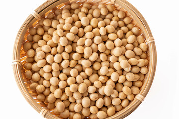 白い背景の笊に盛った大豆