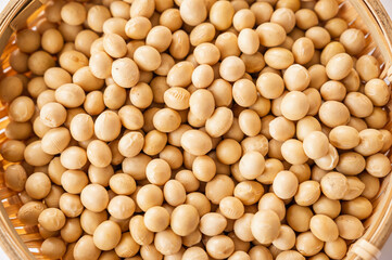 一面の笊に盛った大豆