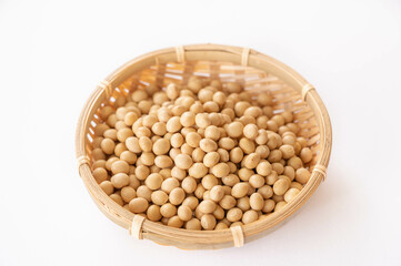 笊に入ったたくさんの大豆