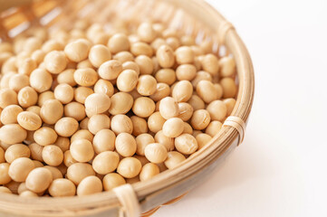 笊に入ったたくさんの大豆