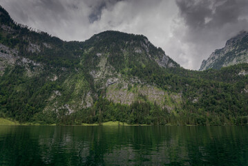 Obraz premium The Königssee, a natural lake in the extreme southeast Berchtesgadener Land district of the German state of Bavaria, near the Austrian border.