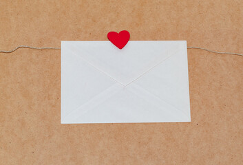 Carta de amor por San Valentín en el interior de un sobre blanco cerrado y enganchado en una...