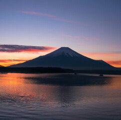 Le majestueux Mont Fuji au lever du solei
