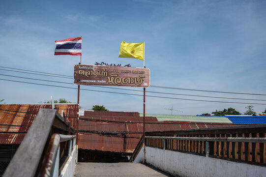 Bangkok.thailand 29.10.2022 Hua ta khe old market sign.Hua Takhe Market is the ancient wood market by Privet Burirom Canal.