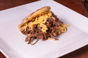 AREPA VENEZOLANA CATIRA RELLENA DE MECHADA Y QUESO AMARILLO
