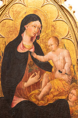 Obraz premium Close-up on iconic golden painting showing Virgin Mary and Jesus as a child
