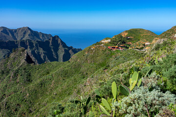 Wandern auf Teneriffa, Kanarische Inseln: Das Anaga Gebirge im Nordosten - grüne Berge für einen schönen Wanderurlaub und das Bergdorf Chinamada