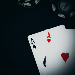 Paire d'as avec jetons de poker à une table de casino