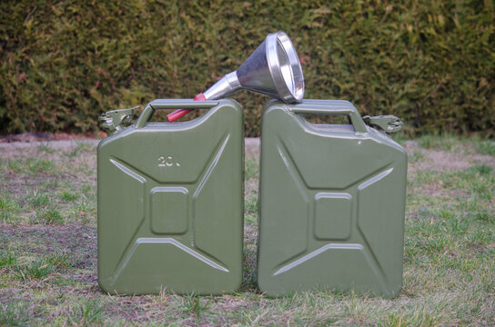Kanistry z paliwem samochodowym/Canisters with the car fuel