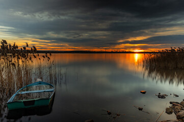 Wschód słońca nad jeziorem Pogoria IV z głównym motywem łódki