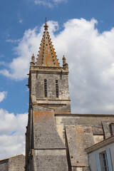 Fototapeta na wymiar Charente-Maritime - Pont l'Abbé d'Arnoult - Clocher de l'Eglise Saint-Pierre et toit de la nef