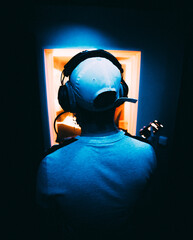 homme dans un studio d'enregistrement avec casque son et microphone rap - obrazy, fototapety, plakaty