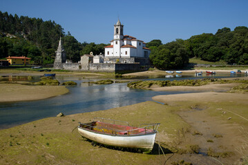 fishing boat stranded in the estuary of Barro