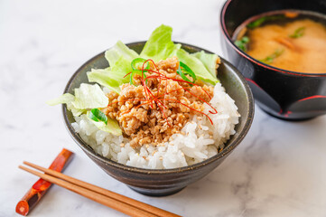 鶏そぼろご飯と味噌汁