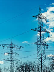 Strommasten auf dem Feld