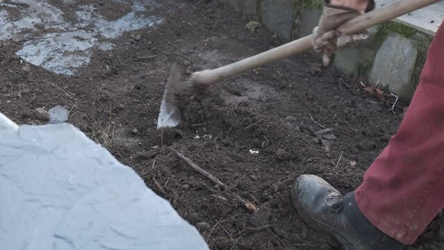 4k v&iacute;deo. Slow motion Hombre jubilado removiendo la tierra con una azada