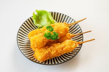 白背景の皿に盛ったうずら串