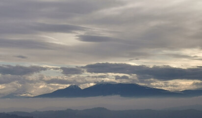 Montagne dell&rsquo;Appennino fra nuvole e nebbia