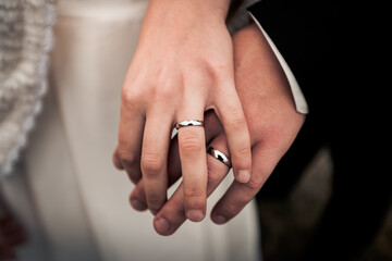 Obraz na płótnie Canvas detail of the wedding ring on the hand,love