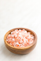 Fototapeta na wymiar Pink himalayan salt in bowl.