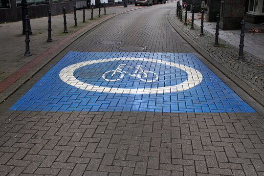 fahrradstraße - großes fahrrad symbol auf die fahrbahn gemalt
