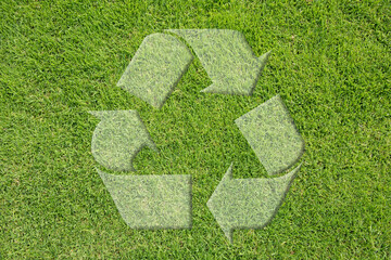 Recycling-Symbol auf einem Rasen
