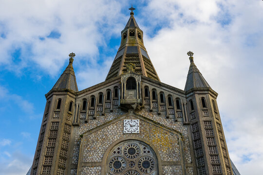 Fa&ccedil;ade de l'&Eacute;glise Saint-Julien de Domfront