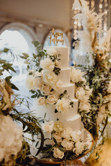 Fototapeta premium Présentation du gâteau de mariage fleuri à étages