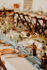 Décoration de table terracotta et bleue pour le banquet