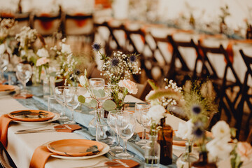 Décoration de table terracotta et bleue pour le banquet