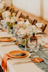 Obraz premium Décoration de table terracotta et bleue pour le banquet