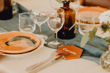 Assiette et tomette fait-maison pour la décoration de la table terracotta et bleue