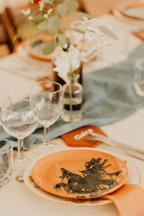 Assiette et tomette fait-maison pour la décoration de la table terracotta et bleue