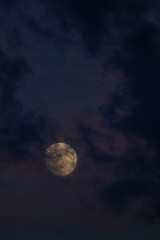 La lune, temps nuageux 