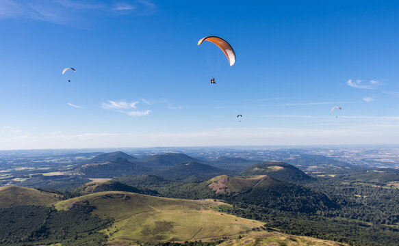 parapente au sommet du Puy-de-D&ocirc;me avec la vue sur la cha&icirc;ne des Puys en auvergne en &eacute;t&eacute;