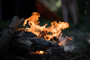 Fuego de fogata con humo blanco. Night campfire with smoke black.