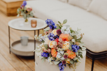 Le bouquet de la mariée posé sur le pont du bateau