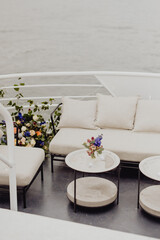 Le pont du bateau décoré et fleuri pour l'occasion
