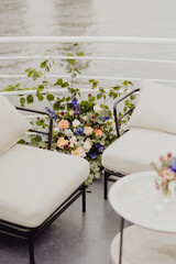 Le pont du bateau décoré et fleuri pour l'occasion