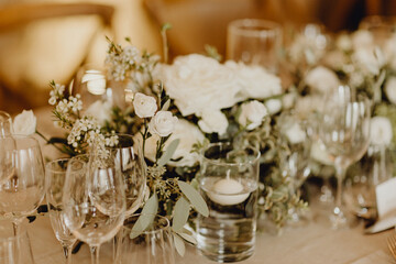 Fleurs blanches et feuillage pour la décoration de table de mariage 