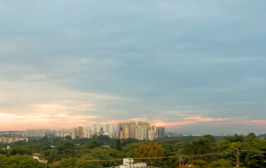 Por do Sol com prédios ao fundo na Praça do Por do Sol, bairro de Pinheiros, São Paulo, Brasil.
