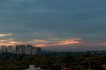 Por do Sol com pr&eacute;dios ao fundo na Pra&ccedil;a do Por do Sol, bairro de Pinheiros, S&atilde;o Paulo, Brasil.
