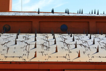 대한민국 경상남도의 유명한 관광지인 통영에 있는 역사적 가치가 있는 전투 함선인 거북선의 모습이다