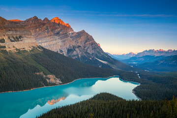 Obraz premium Morning over Peyto Lake in Canada's Banff National Park